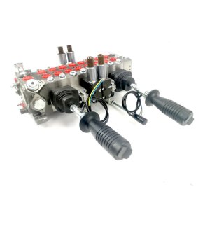 Rozdzielacz 8 sekcyjny. przyczepy leśne 70 l/min (2 sekcje krzyżowe z elektrycznymi joystickami oraz 2 dźwignie do podpór)